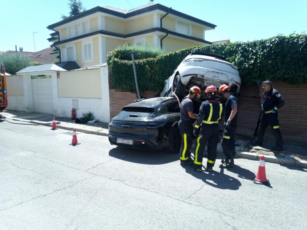 Porsche Taycan εμβόλισε Macan καταλήγοντας σε μάντρα! 